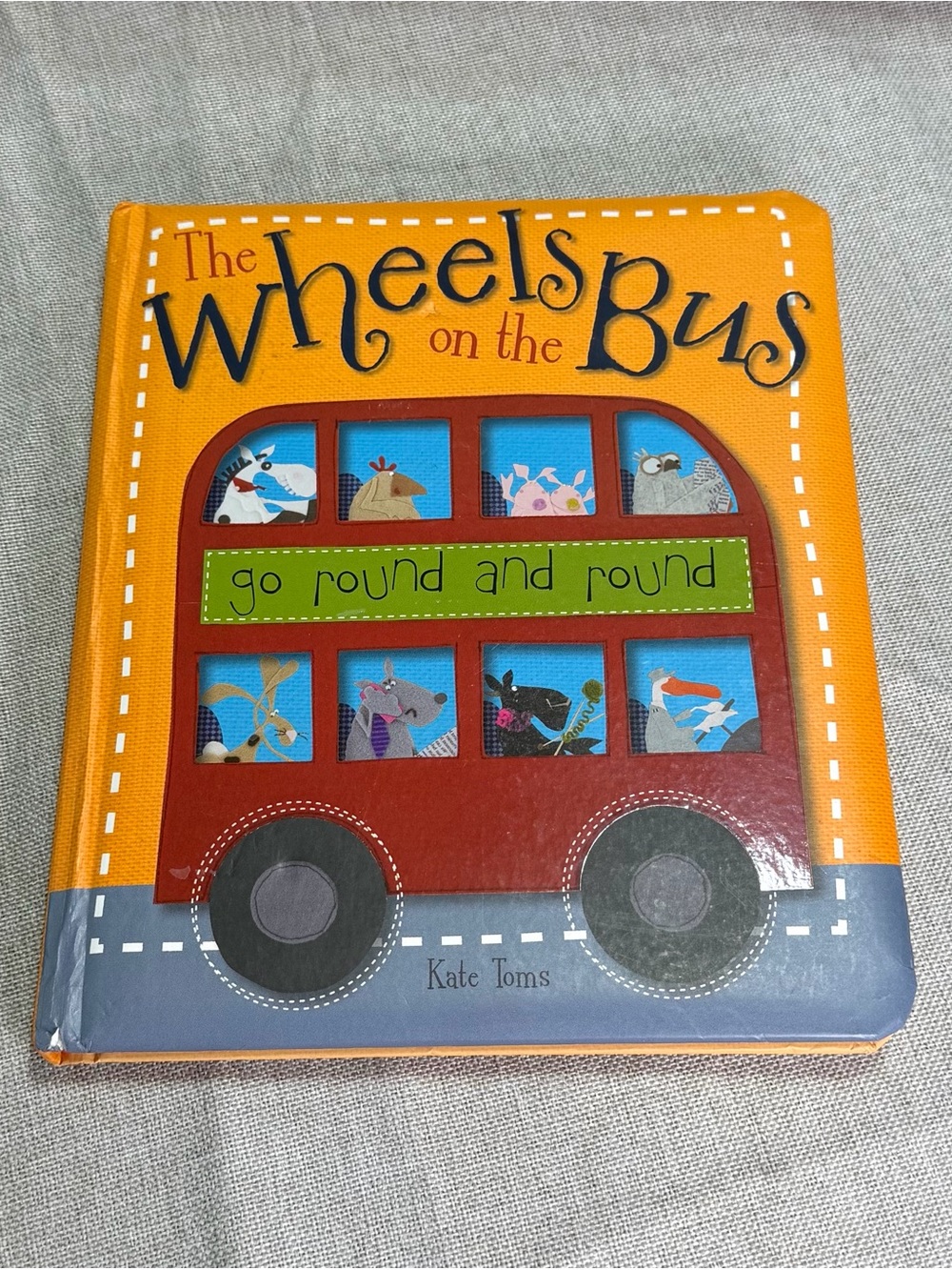 The Wheels on the Bus Board Book - Kate Toms